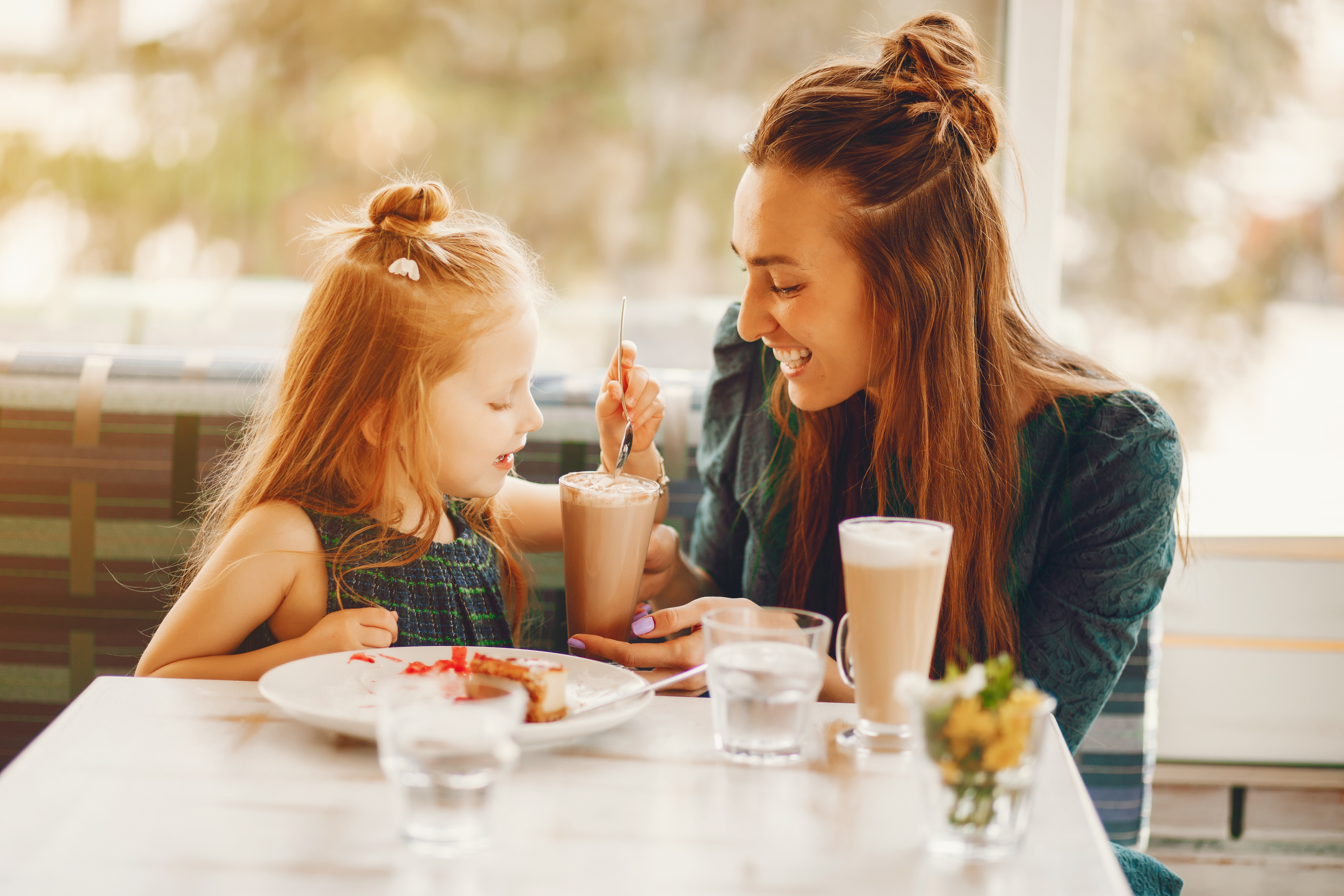 Mutter und Tochter sitzen im Café zusammen.